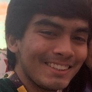 la imagen puede contener a un hombre de cabello negro,un poco largo, posando sonriente 